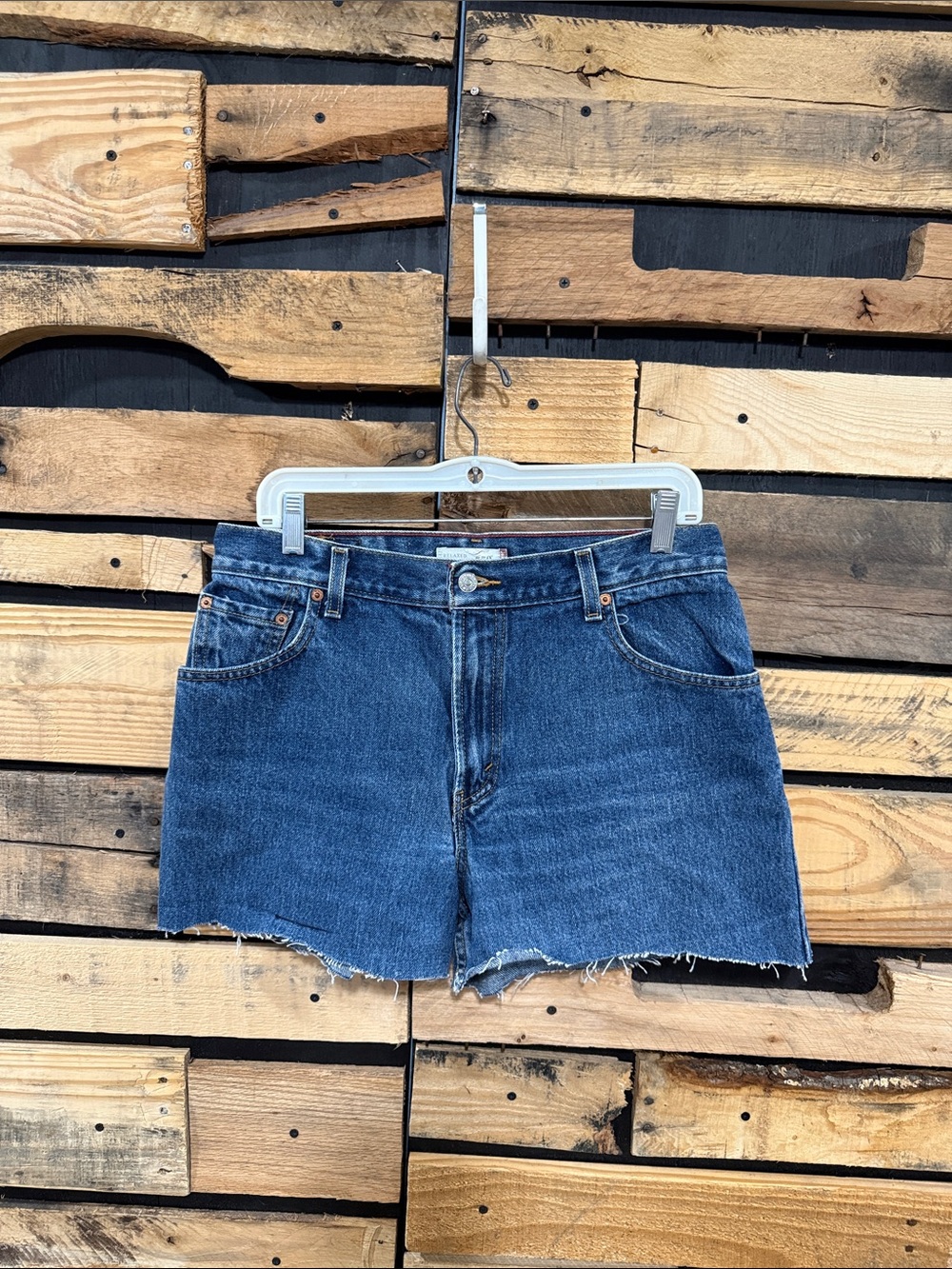 Vintage Women’s Levi’s 550 Relaxed Fit Denim Cut Off Shorts Size 12 M Y2K